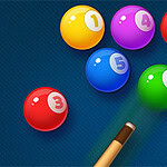 Boules de billard colorées avec des numéros sur un tapis bleu et une queue de billard