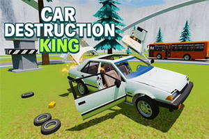 Voiture blanche endommagée avec portière ouverte sur une pelouse, devant un tremplin et un bus rouge, avec le texte « CAR DESTRUCTION KING »