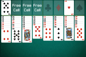 Jeu de solitaire FreeCell avec des cartes disposées sur un tapis vert