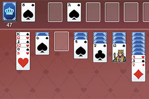 Cartes étalées sur un fond rouge, avec des piles de cartes découverte et faces cachées organisées dans un jeu de cartes