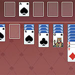 Double Klondike Cartes étalées sur un fond rouge, avec des piles de cartes découverte et faces cachées organisées dans un jeu de cartes