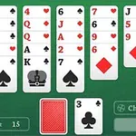 Jeu de Solitaire sur ordinateur avec des cartes étalées et un compteur de cartes restantes