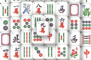 Tuiles de mahjong disposées en désordre avec divers symboles et caractères chinois