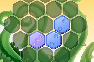 Plateau hexagonal vert avec jetons bleus et violet sur une grille alvéolée