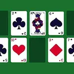 Cartes à jouer disposées en deux rangées sur un fond vert, incluant des coeurs, des trèfles, et des carreaux, ainsi quun roi de trèfle