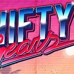 Graffiti coloré avec les mots Shifty Gear en style néon sur un fond rose et bleu
