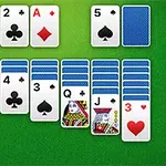 Jeu de cartes de solitaire sur un tapis vert avec disposition des cartes débutant une partie