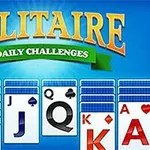 Écran de jeu de Solitaire avec des cartes et le texte Solitaire Daily Challenges