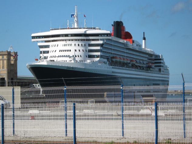 Queen Mary 2 au port de Cherbourg